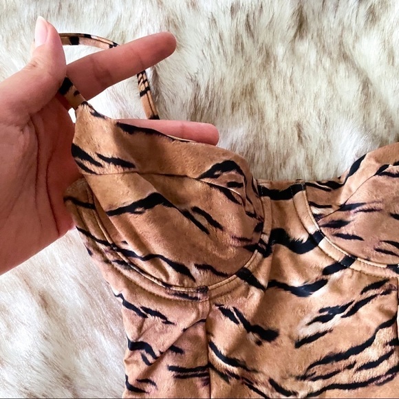 WeWoreWhat Danielle One Piece Swimsuit Tiger Print Tan XS NWT - Picture 6 of 12